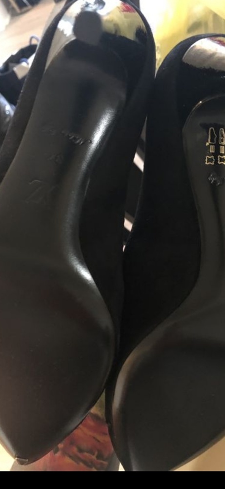 Louis Vuitton - Picture 3 of 4